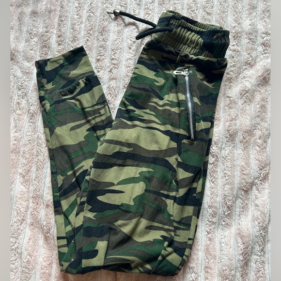 Camo Joggers size s/m - Picture 1 of 2